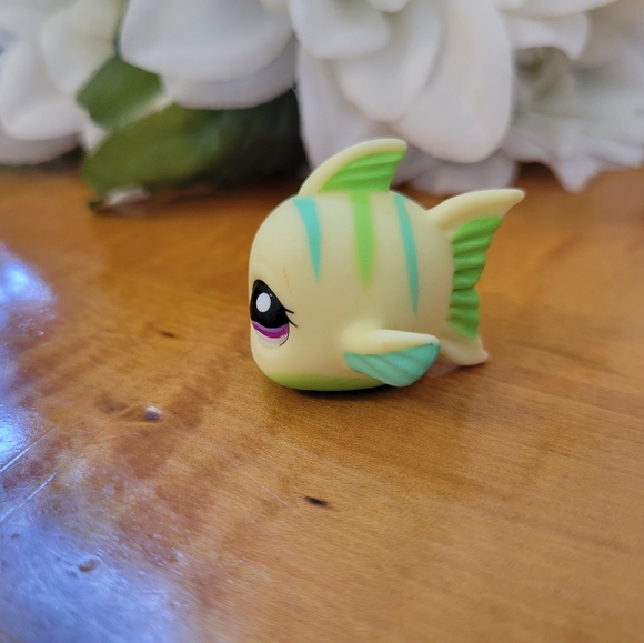 Littlest Pet Shop LPS #1213 Green Fish Purple Eyes Stripes - Picture 4 of 9